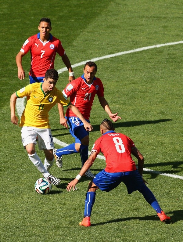 Óscar domina la pelota ante la marca de Marcelo Díaz y Arturo Vidal. Foto: Getty Images.
