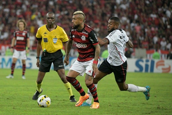 Arturo Vidal en Copa de Brasil: empate del Flamengo versus Athletico Panaraense.