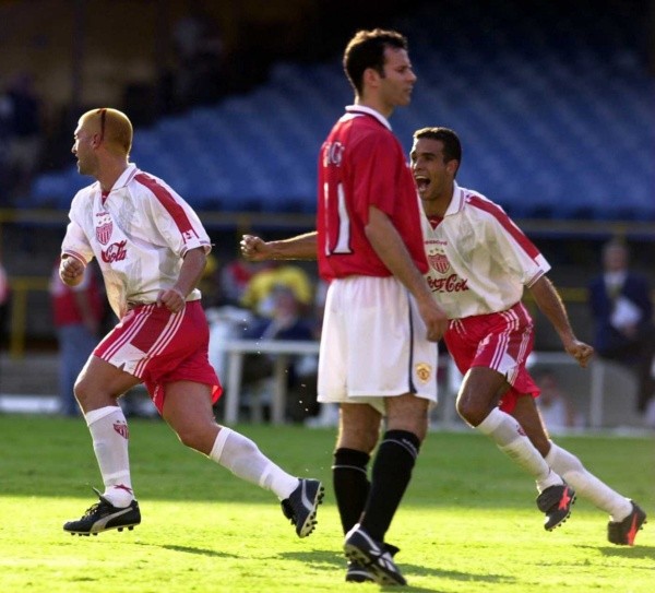 Cristián Montecinos celebra un gol con el Necaxa al Manchester United en el Mundial de Clubes 2000. Foto: Getty Images.