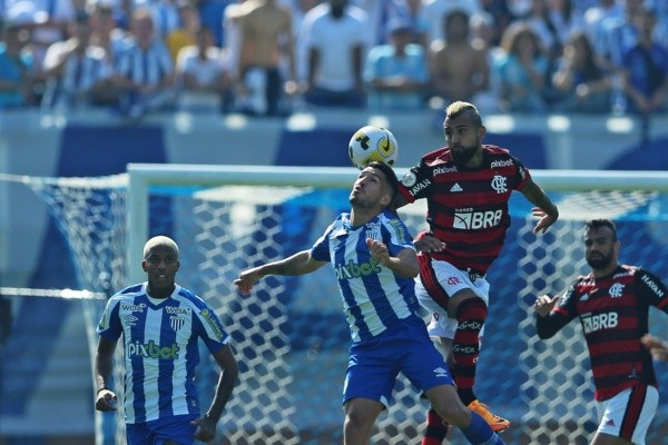 Arturo Vidal mostró parte de su repertorio en su debut por el Flamengo: hizo un quite en la jugada que terminó en el gol del triunfo ante el Avaí. Foto: Getty Images.