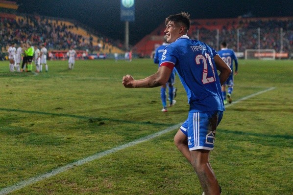Bastián Tapia festeja el postrero gol que le marcó a Unión La Calera. Foto: Agencia Uno.