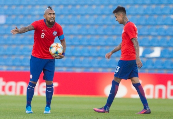 Vidal y Pulgar están muy cerca de ser compañeros en Flamengo. | Foto: Agencia Uno