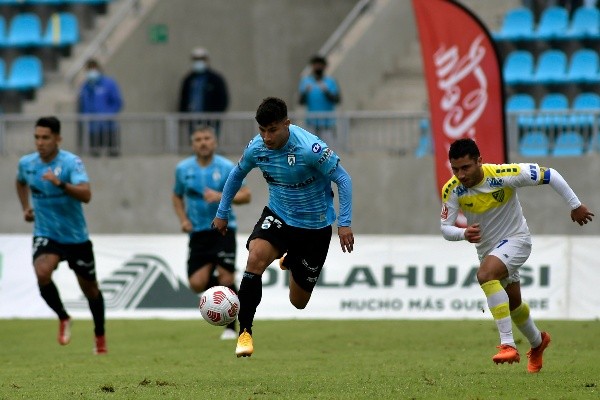 En 2021, Oroz estuvo a préstamos en Deportes Iquique. Jugó 31 partidos, dejando un registro de 8 goles y 5 asistencias. | Foto: Agencia Uno