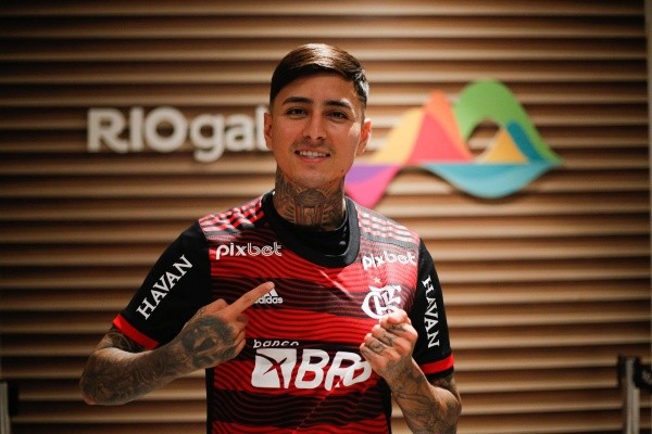 El Mengão presentó con bombos y platillos a Erick Pulgar como su flamante fichaje. | Foto: Flamengo