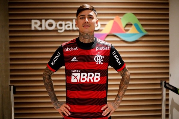 Erick Pulgar ya se puso la camiesta del Flamengo y es compañero de Arturo Vidal.