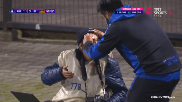 El cuerpo médico de Huachipato realizando la atención.