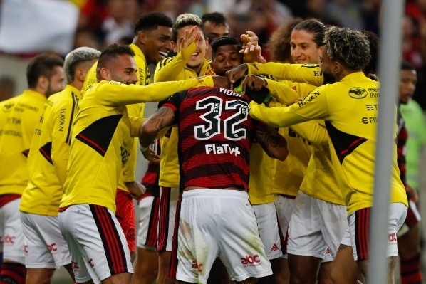 Camotera a Vidal: el bautizo por su primer gol con el Flamengo.