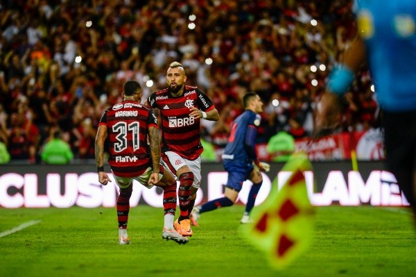 ¡Vidal festeja su primer gol con el Flamengo!