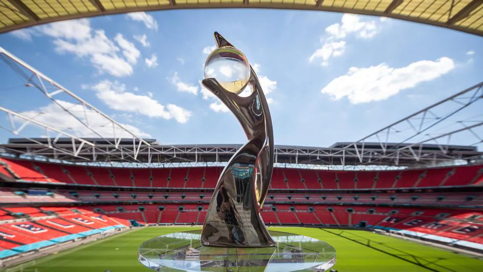 El trofeo de la EURO Femenina 2022 en disputa esta tarde en Wembley. Foto: UEFA.