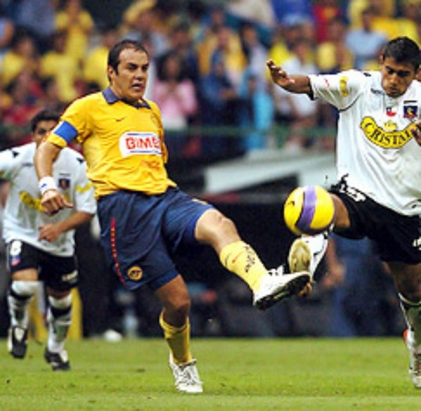 Vidal jugando ante el América en la Libertadores 2007