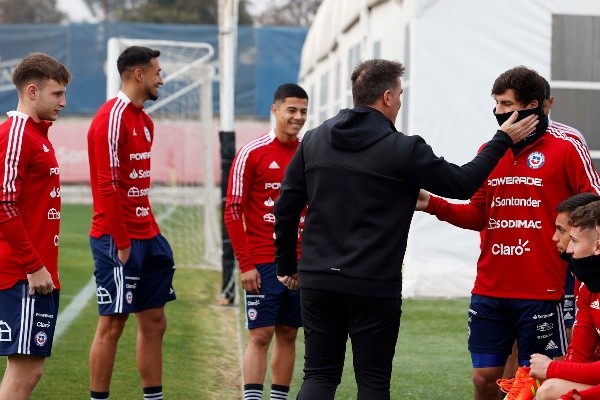 Berizzo repartió cariño entre sus dirigidos en el arranque de un nuevo microciclo con la Roja Sub 23. | Foto: Comunicaciones ANFP