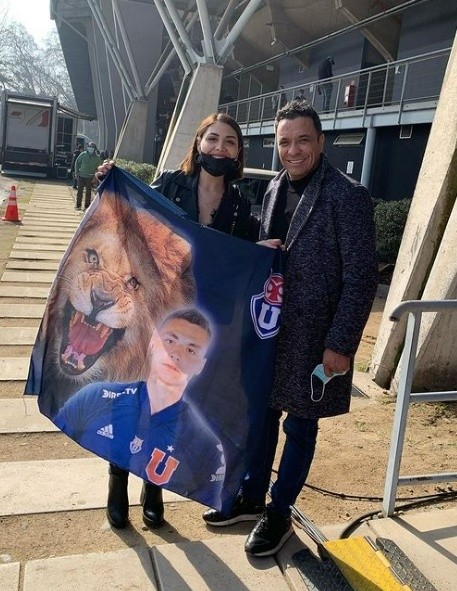 La hermana de Campos con la bandera que tenía la cara del meta (Instagram)