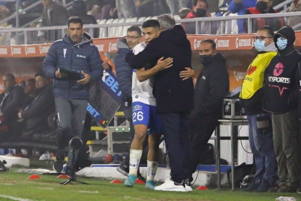 Marcelino Núñez abraza a Ariel Holan en el duelo ante Cobresal, el último que jugó por la Universidad Católica. Foto: Agencia Uno.
