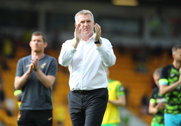 Dean Smith recibe aplausos de la hinchada del Norwich City. Foto: Getty Images.