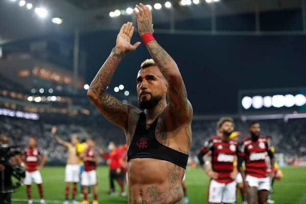 Vidal agradece a la hinchada de Flamengo en el Arena Corinthians (Getty)