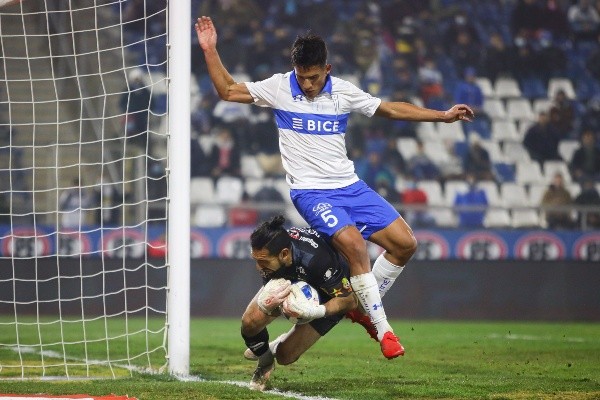 Yamil Asad se lesiona y agrega más problemas a la UC. Foto: Agencia Uno