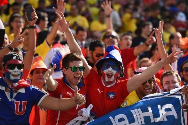 Los hinchas chilenos llegaron en masa al Mundial de Brasil 2014 y ahora podrían tener hasta cuatro estadios para ver la cita planetaria de 2030, en caso de que se gane la candidatura. | Foto: Getty