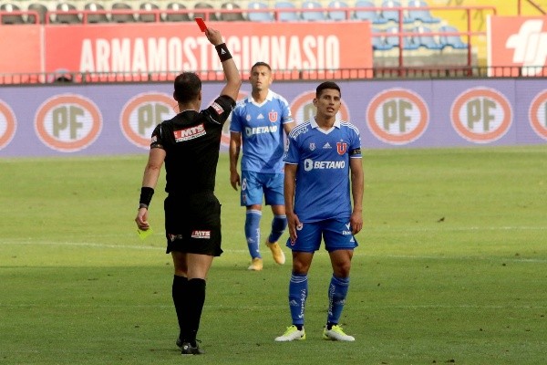 Gamboa expulsó a Israel Poblete en el minuto 63 de partido entre Ñublense y la U. | Foto: Agencia Uno