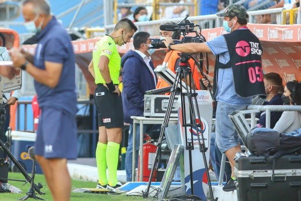 Garay protagonizó varias polémicas en el UC vs Everton de la primera rueda, y ahora volverá a dirigir ese encuentro. | Foto: Agencia Uno