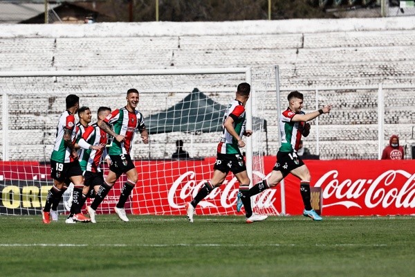 Barti celebra uno de sus goles en La Cisterna (Agencia Uno)