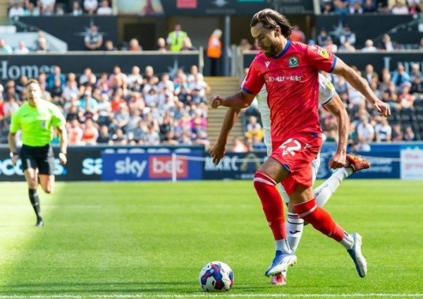 Brereton con pelota dominada rumbo a anotar su gol ante el Swansea (Foto: Instagram)