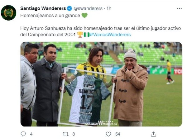 Arturo Sanhueza fue homenajeado en la previa del duelo por su participación en el título de Wanderers en 2001 (Twitter)