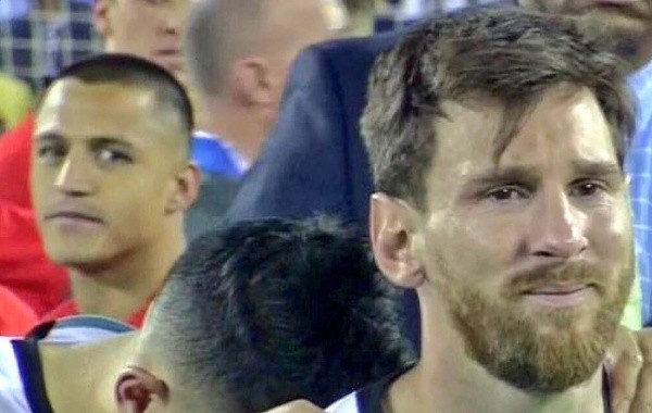 El meme que Alexis Sánchez protagonizó viendo a Lionel Messi con el corazón partido tras perder su segunda final de Copa América ante Chile. | Foto: Archivo
