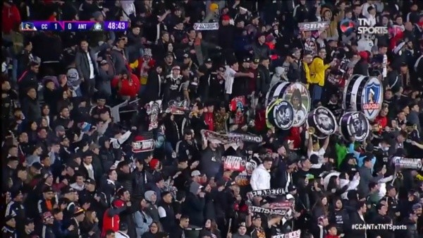 El bombo de la barra de Colo Colo al Chano Garrido (TNT Sports)