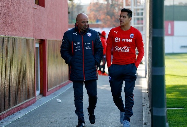Jorge Sampaoli camina con Alexis Sánchez por Juan Pinto Durán. Foto: Agencia Uno.
