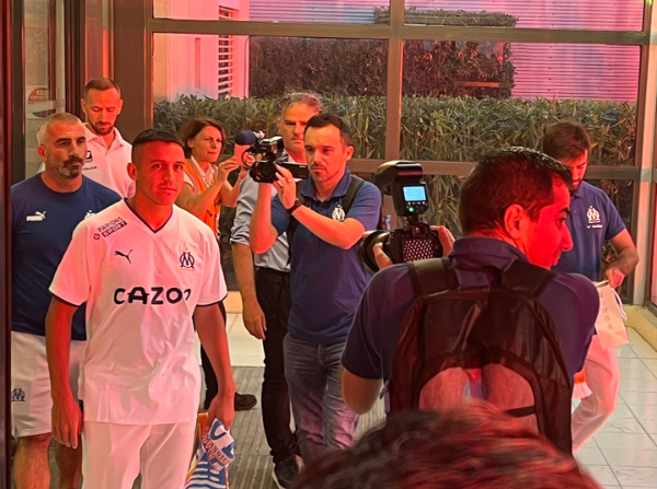 Alexis recibió mucho cariño en su llegada a Marsella (Foto: Twitter)