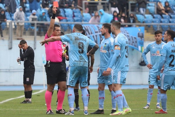 Matías Donoso fue expulsado por un golpe sobre Juan Pablo Gómez. (Agencia Uno).