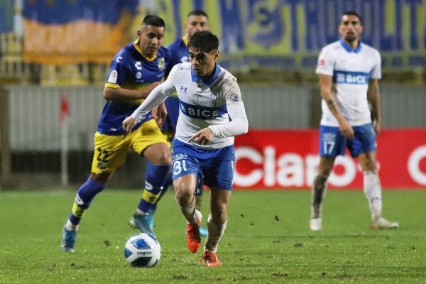 Bryan González fue titular en el empate 1-1 de la UC ante Everton. (Agencia Uno).