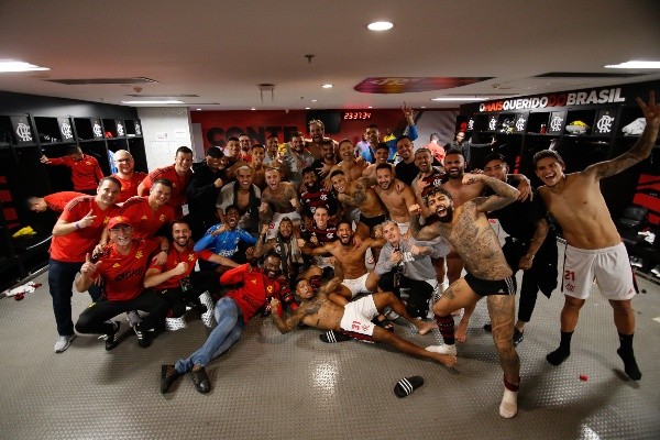 El King Arturo y sus compañeros celebraron con todo el paso a semifinales de Copa Libertadores, y van por la Gloria Eterna. | Foto: Flamengo