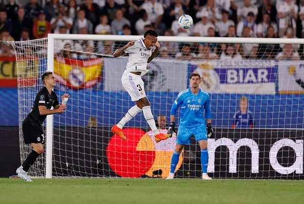 El acrobático Militao en la Supercopa de Europa ganada por el Real Madrid. (Foto: Getty Images)