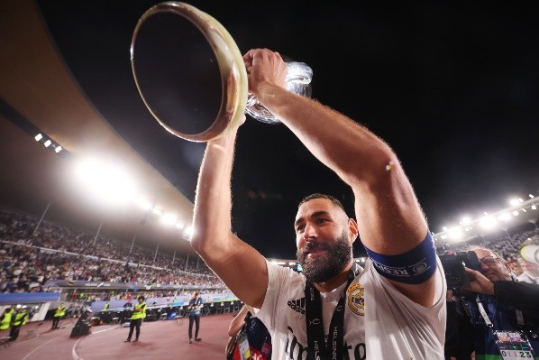 Karim Benzema levantó su primer título como capitán merengue. (Foto: Getty Images)