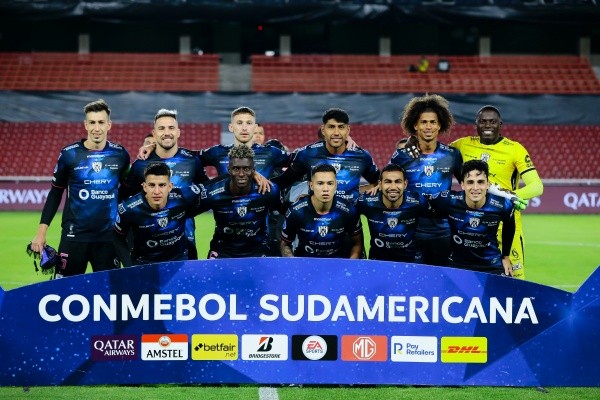 El chileno Matías Fernández y sus compañeros en Independiente del Valle van a semis de Copa Sudamericana. | Foto: Getty