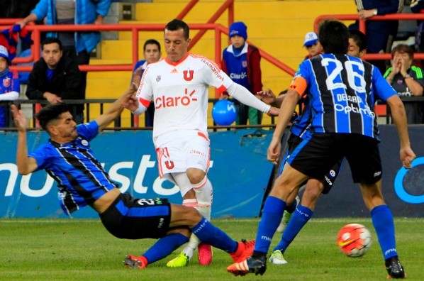 El momento de la grave lesión que José Bizama le provocó a Sebastián Ubilla. (Agencia Uno).
