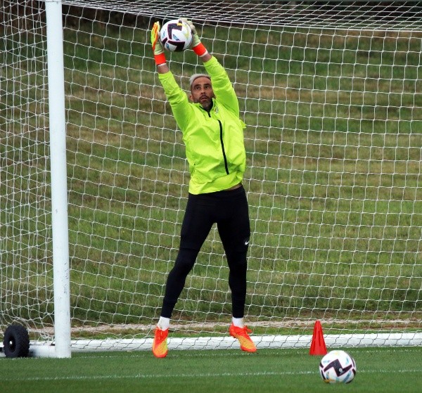Claudio Bravo no podría disputar la primera jornada. (Foto: Betis)
