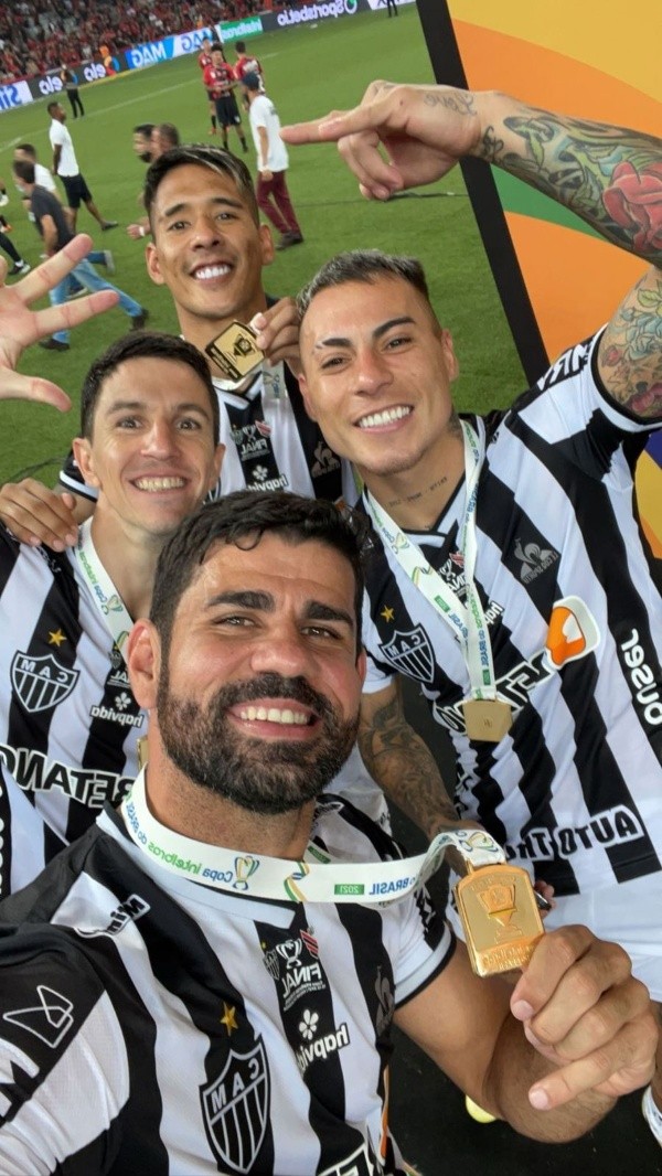 Diego Costa compartió con el chileno Eduardo Vargas en Atlético Mineiro (archivo)