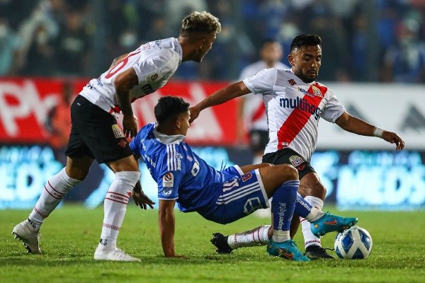 Curicó necesita ganar para seguir peleando arriba, y la U necesita ganar para intentar escapar de abajo. | Foto: Agencia Uno