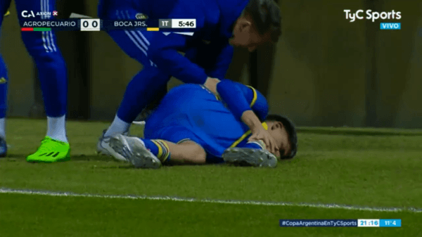 Zeballos no pudo ponerse en pie tras la dura patada. (Foto: Captura TyC Sports)