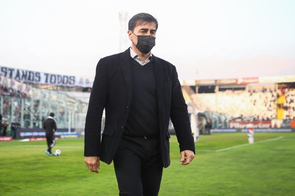 Gustavo Quinteros se ve como DT de Colo Colo en 2023. (Agencia Uno).