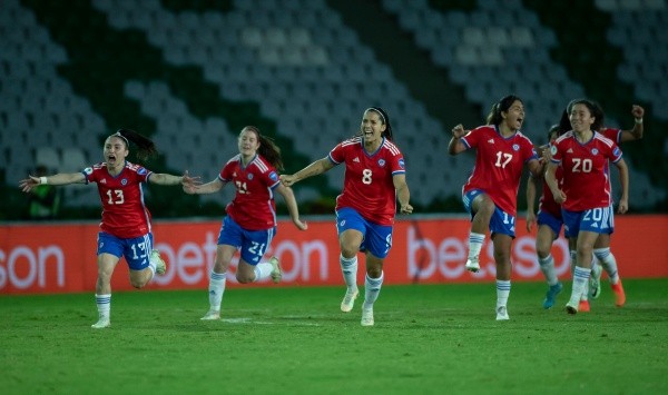 Karen Araya celebra con sus compañeras la clasificación al repechaje mundialista (Conmebol)