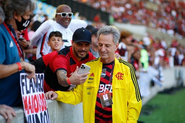 El presidente de Flamengo recibió el cariño de los hinchas, y de seguro más de alguno le cobrará la palabra del estadio para 100 mil hinchas. | Foto: Flamengo