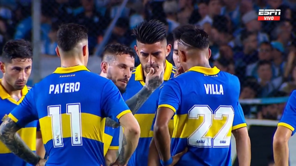 Darío Benedetto habló fuerte tras el final del primer tiempo. (Foto: Captura Espn)