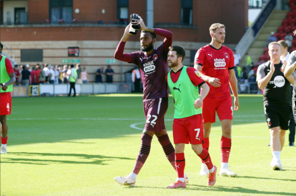 Lawrence Vigouroux recibe una ovación de la hinchada del Leyton Orient.