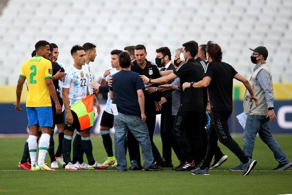Brasil y Argentina no pudieron jugar tras la intervención de agentes sanitarios. El partido terminó por cancelarse este martes. Foto: Getty Images