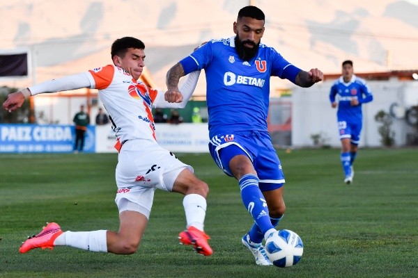 La U y Cobresal se enfrentaron por última vez en El Cobre de El Salvador el 28 de mayo. En el cierre de la primera rueda del Campeonato Nacional, un gol de Cecilio Waterman (14′) le dio el triunfo a los Mineros por 1-0. | Foto: Agencia Uno