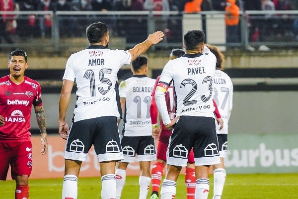 Emiliano Amor y Esteban Pavez en el duelo ante Ñublense por la ida de los octavos de final de la Copa Chile. (Foto: Guille Salazar).