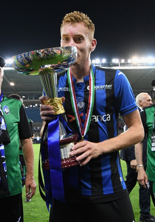 Dejan Kulusevski festeja el título de la Serie A Primavera que Atalanta le ganó al Inter de Milán en 2019. (Getty Images).